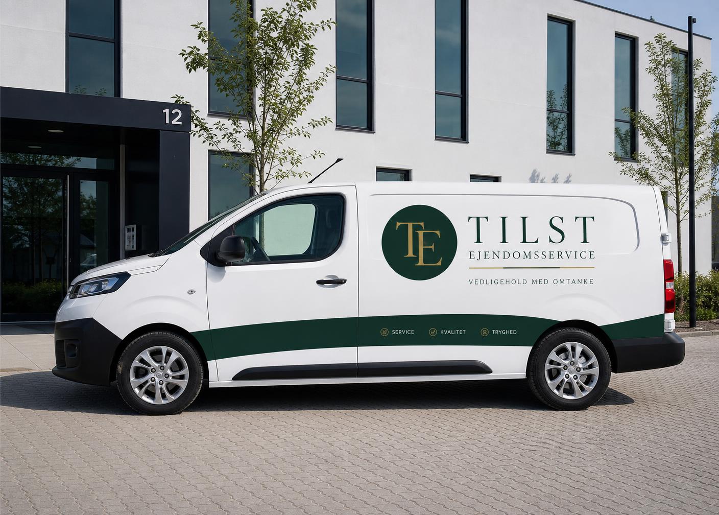 Firmabil fra Tilst Ejendomsservice med logo
